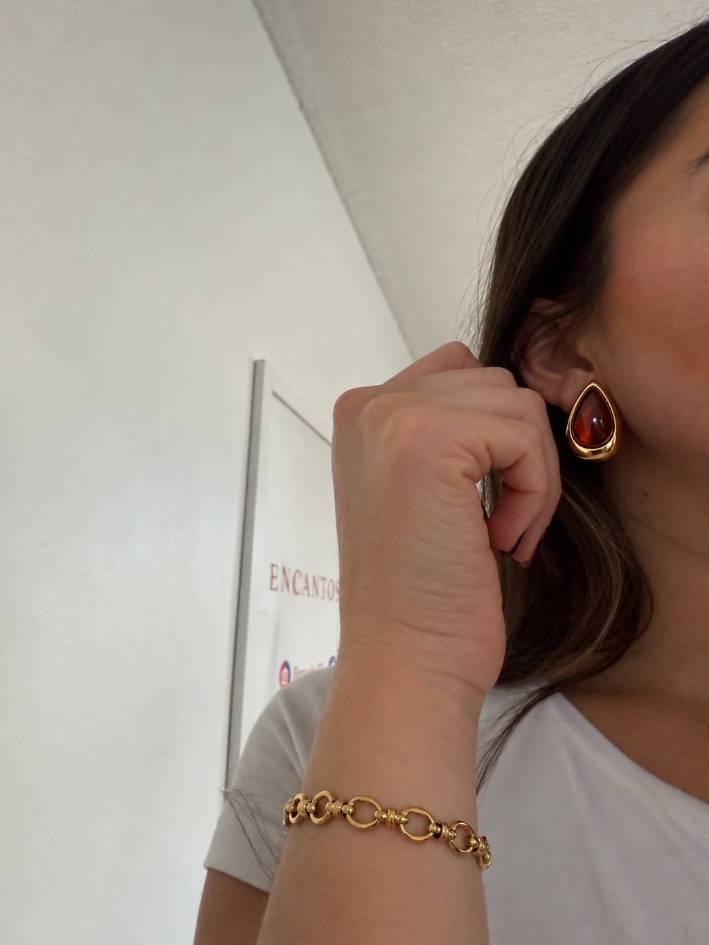Amara Earrings Ámbar puesta