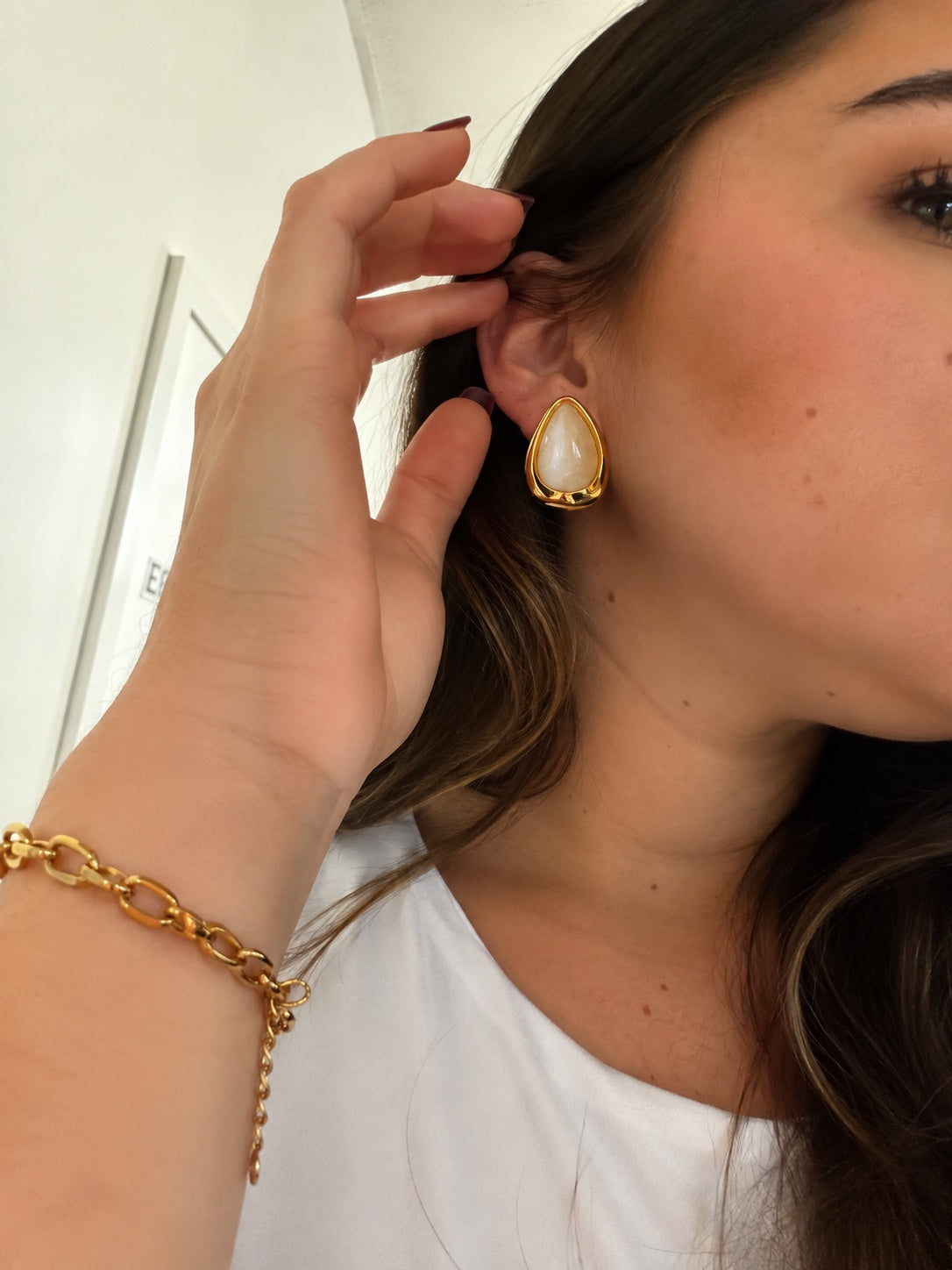 Amara Earrings Marfil puesta