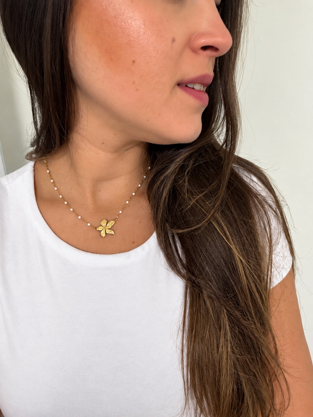 Collar Flor Oro puesto, perfil