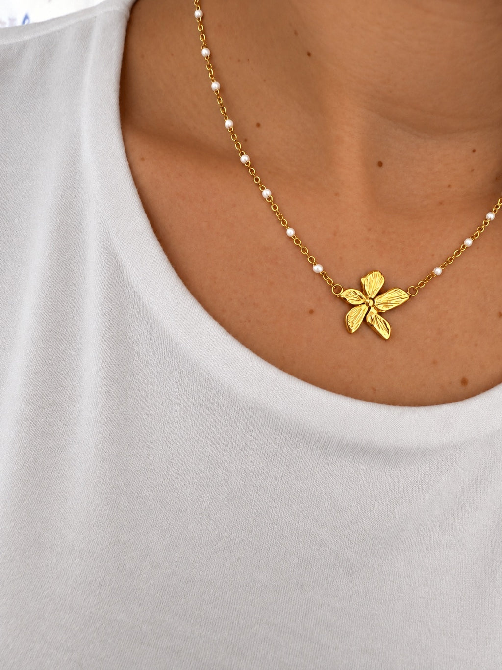 Collar Flor Oro puesto de cerca