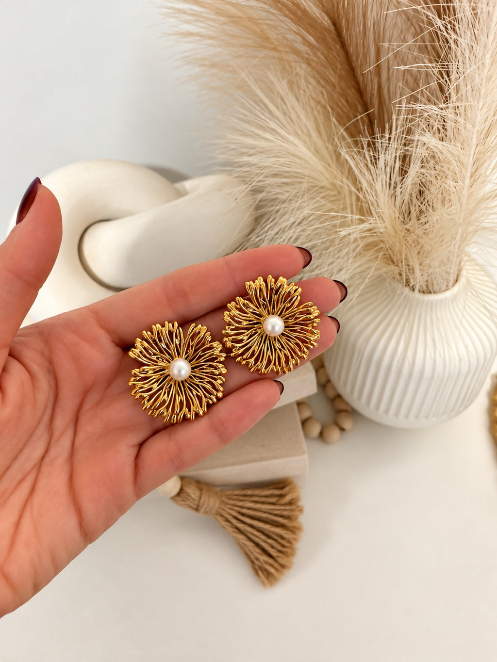 Pantallas Flor Oro en la mano