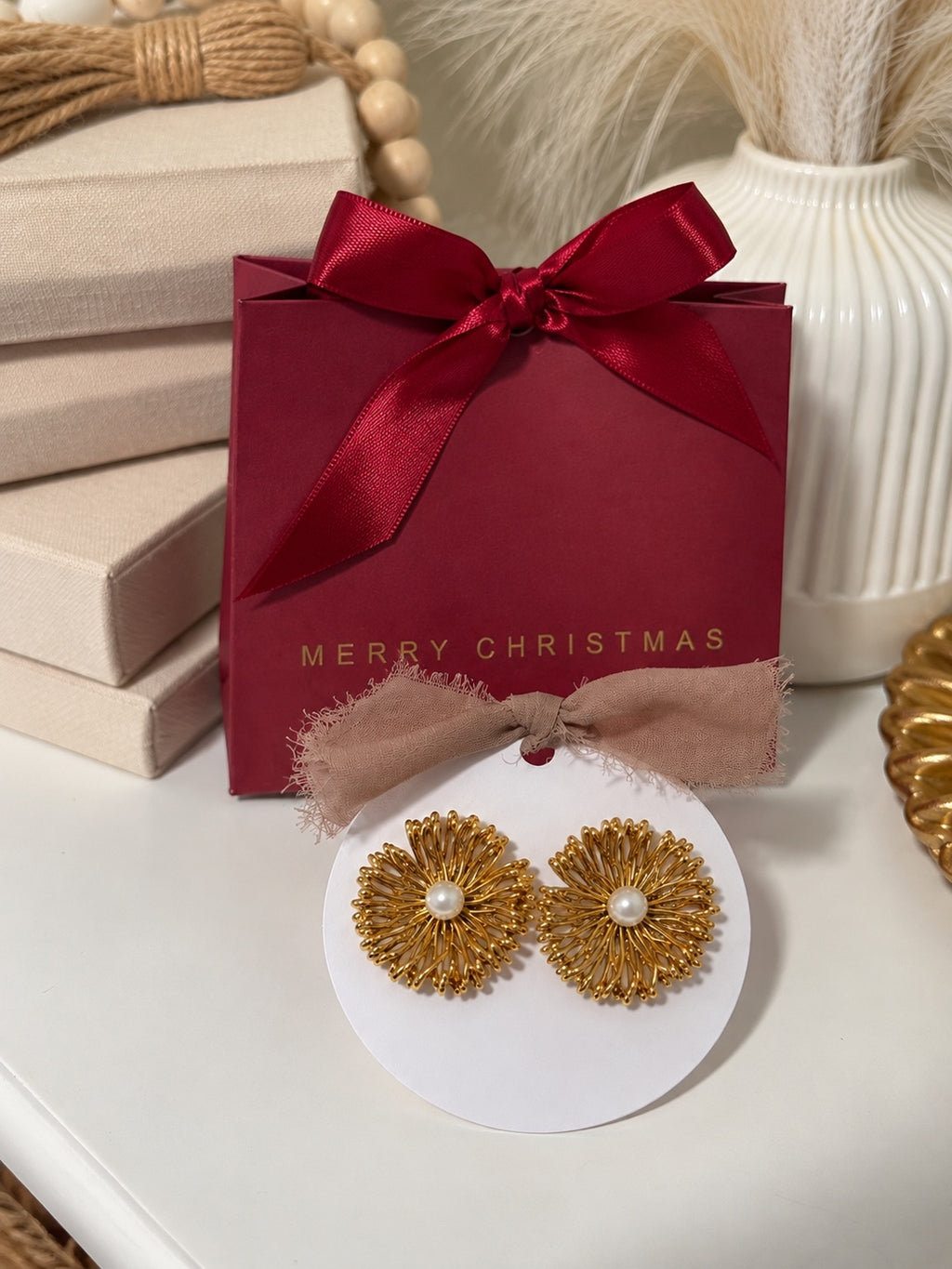 Pantallas flor oro con perla y bolsita de regalo