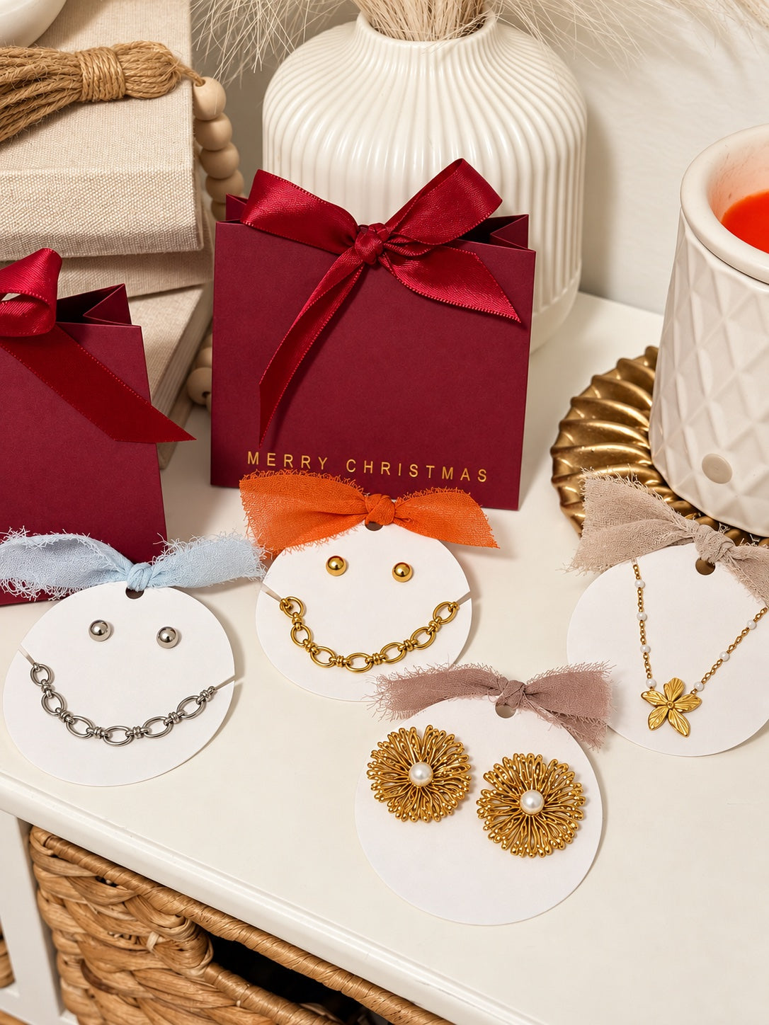 Los regalos en sus tarjetas con la bolsita de Navidad